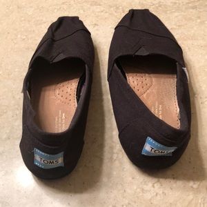 Like new Toms fabric flats.